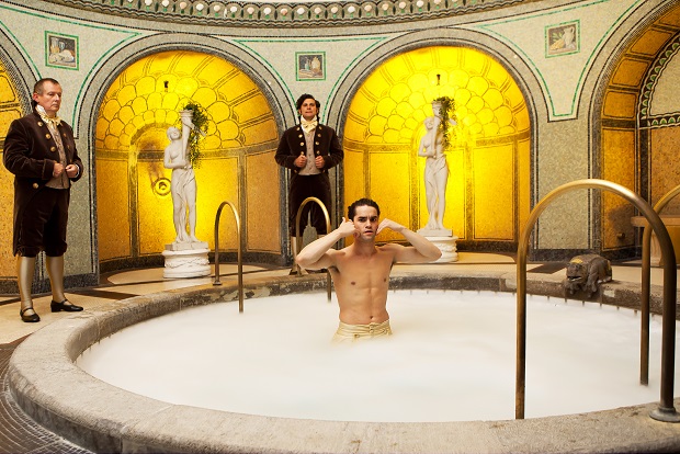 Königliche Morgentoilette: Prinz Marius (Max Befort) nimmt ein Bad / © rbb/Daniela Incoronato