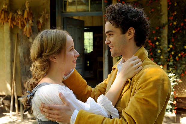 Happy End: Elise (Mira Elisa Goeres) hat mit ihrer Liebe Prinz Marius (Max Befort) erlöst / © rbb/Aki Pfeiffer