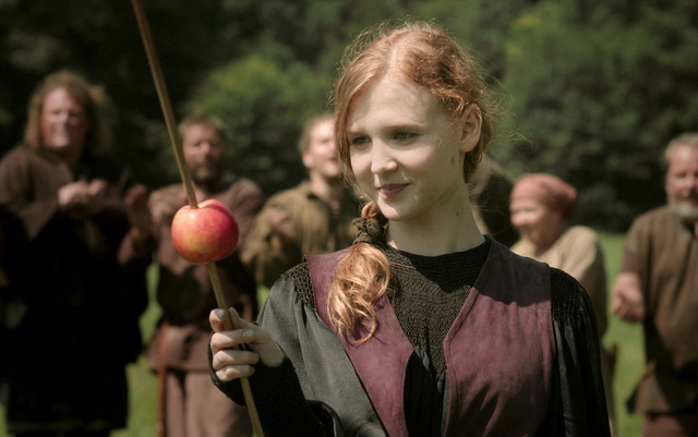 Erst den Apfel, dann Michels Herz: Prinzessin Elisabeth (Isolda Dychauk) ist treffsicher / © Radio Bremen/Jo Molitoris