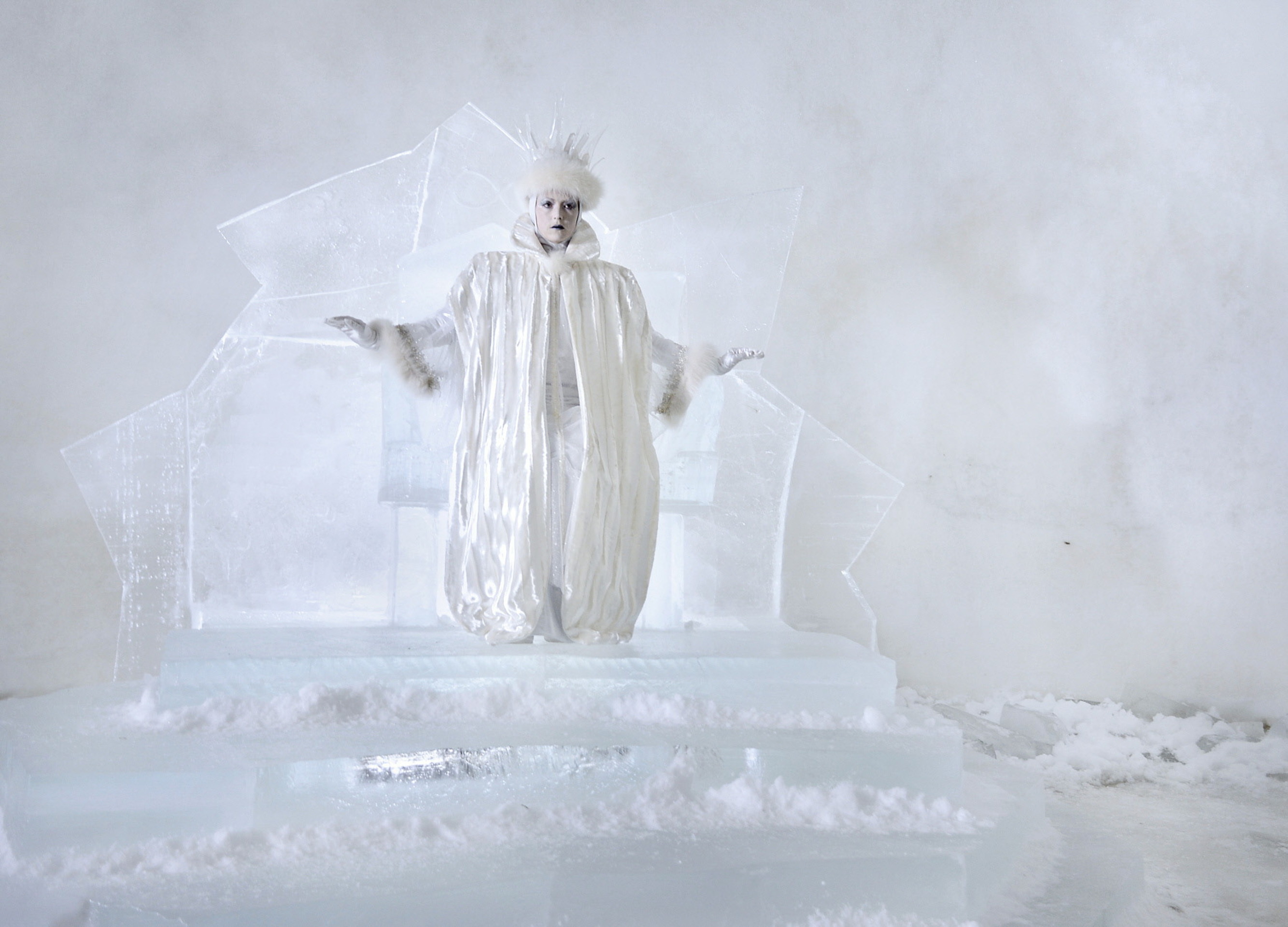 Mächtig, aber einsam: Die Schneekönigin (Linda Zilliacus) thront in ihrem Eispalast / © ZDF/Anniina Nissinen