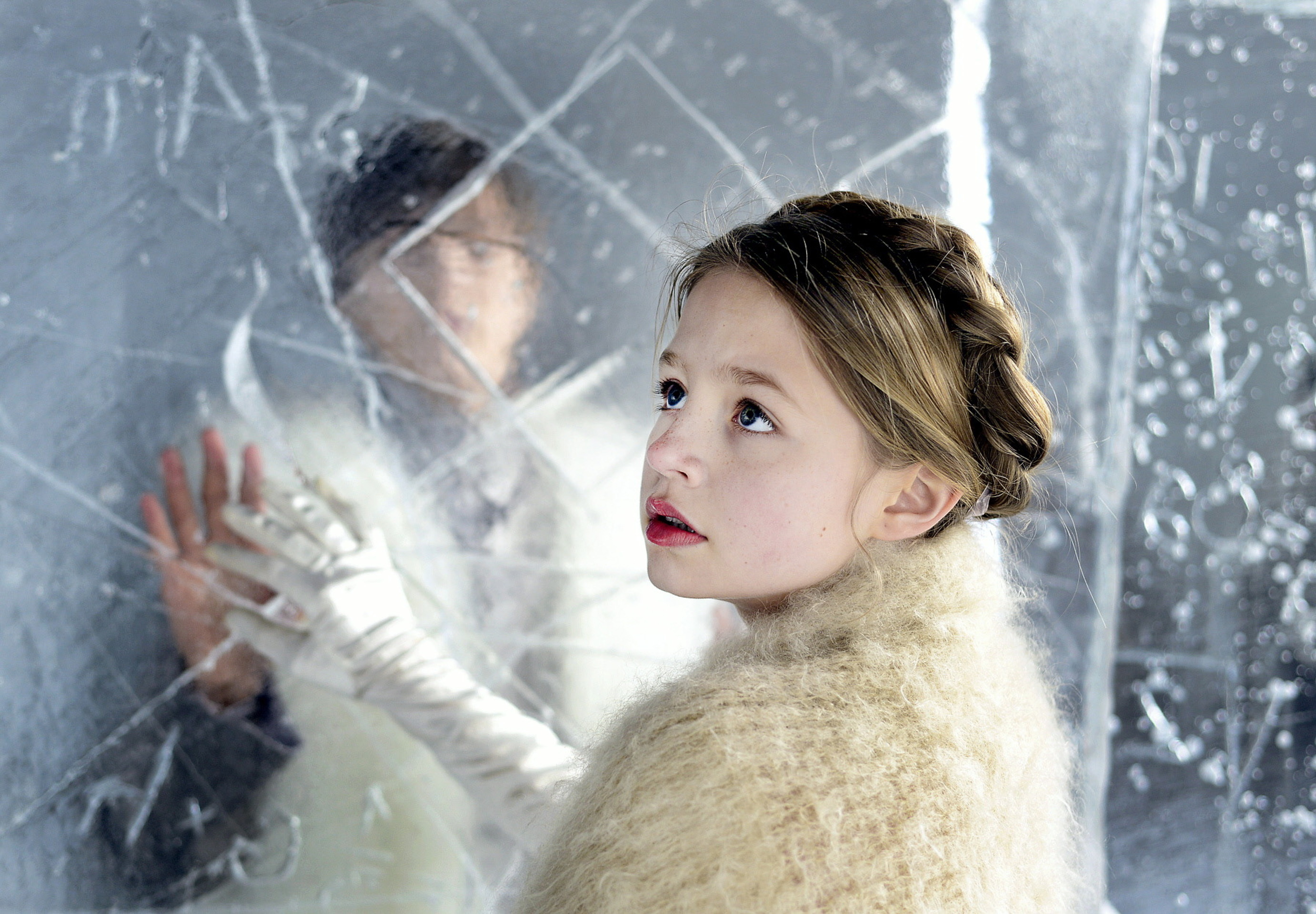 Traumsequenz: Gerda (Flora Li Thiemann) möchte Kay endlich aus dem Eispalast befreien / © ZDF/Anniina Nissinen