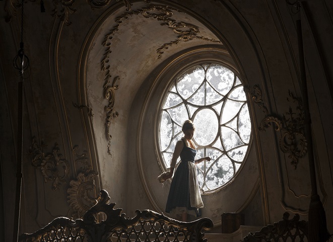 Rokoko-Welt: Belle (Emma Watson) in der Empfangshalle des verwunschenen Schlosses / © 2016 Disney Enterprises