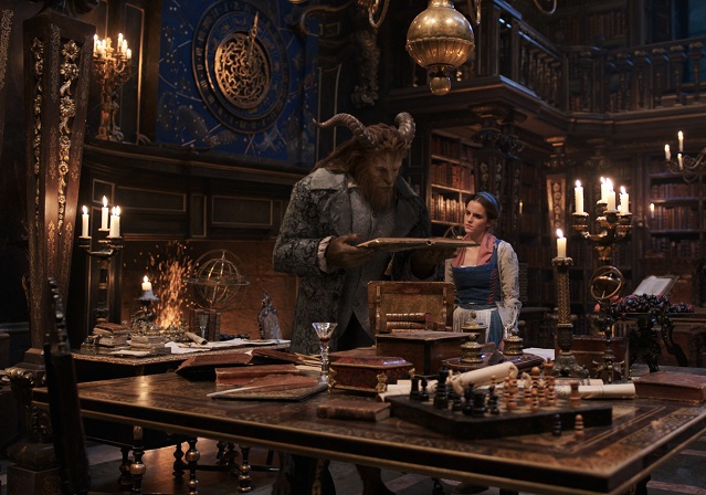 Wissensdurst: Belle (Emma Watson) und das Biest (Dan Stevens) in der Schlossbibliothek / © 2016 Disney Enterprises