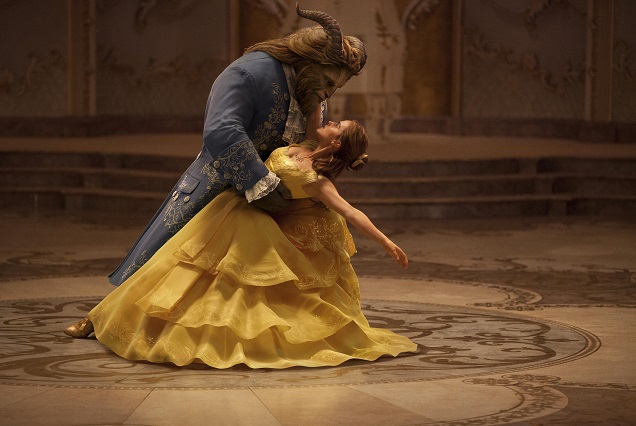 Kostümfarben: Belle (Emma Watson) holt das Biest (Dan Stevens) ins Leben zurück / © 2016 Disney Enterprises