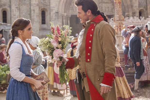 Kontrastfiguren: Gaston (Luke Evans) macht Belle (Emma Watson) einen Heiratsantrag / © 2016 Disney Enterprises