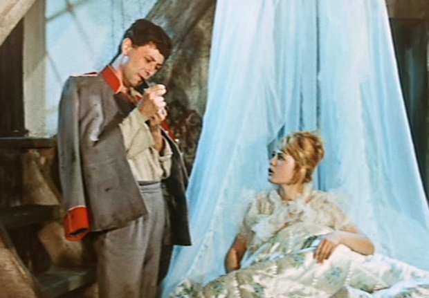 Ein uraltes Märchen: Der Soldat (Oleg Dal) macht sich in seiner Dachkammer eine Pfeife an. Die Prinzessin (Marina Nejolowa) möchte auch einmal rauchen / Screenshot: Icestorm