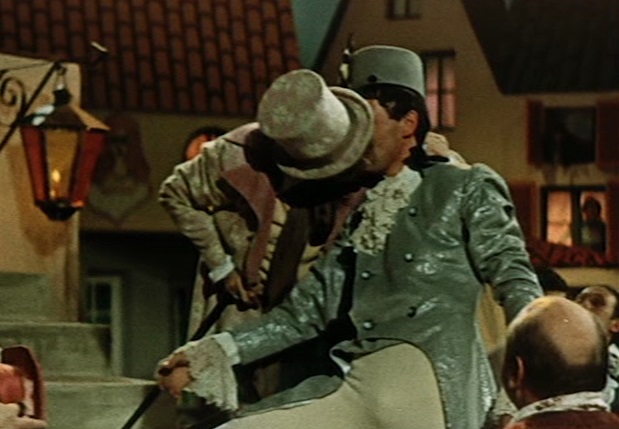 Ein uraltes Märchen (UdSSR 1968): Ein Zechkumpel knutscht während einer Sauftour den Soldaten (Oleg Dal, r.) / Screenshot: Icestorm