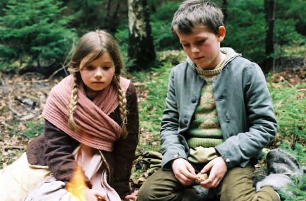 „Hänsel und Gretel“ (BRD 2006): Die Geschwister hat der Mut verlassen. Sie haben sich verirrt / © ZDF/Mario Pfeifer