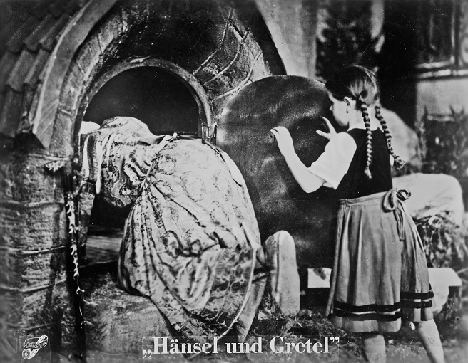 „Hänsel und Gretel“ (D 1940): Gretel (Gisela Bussmann) schubst die Hexe (Elsa Wagner) in den Ofen / Quelle: SDK