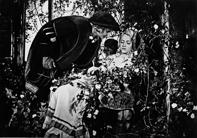Dornröschen (1936): Der Prinz (Peer Baedeker) will die Prinzessin (Ilse Petri) aus ihrem Schlaf wecken / Quelle: SDK