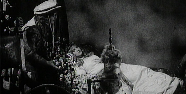 Dornröschen (1929/34): Der Prinz (Fritz Henning) findet die schlafende Prinzessin (Dorothy Douglas) im Turm.