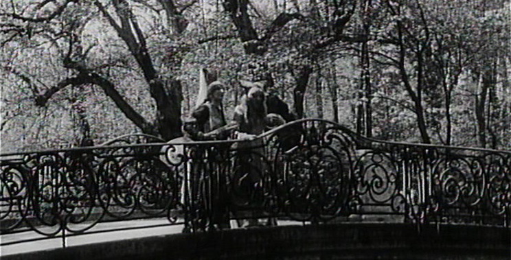 Dornröschen (1929/34): Die Prinzessin (r.) steht mit ihrer Kammerzofe auf einer Brücke im Schlosspark Nymphenburg.