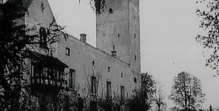 Dornröschen (1929/34): Die Außenansicht der Burg Grünwald dient als Schloss, in dem die Titelfigur schläft.