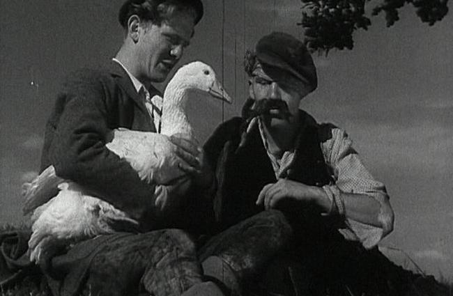 Hans im Glück (1949): Gunnar Möller (l.) spielt die Titelfigur in dem Schwarzweißfilm / © EuroVideo