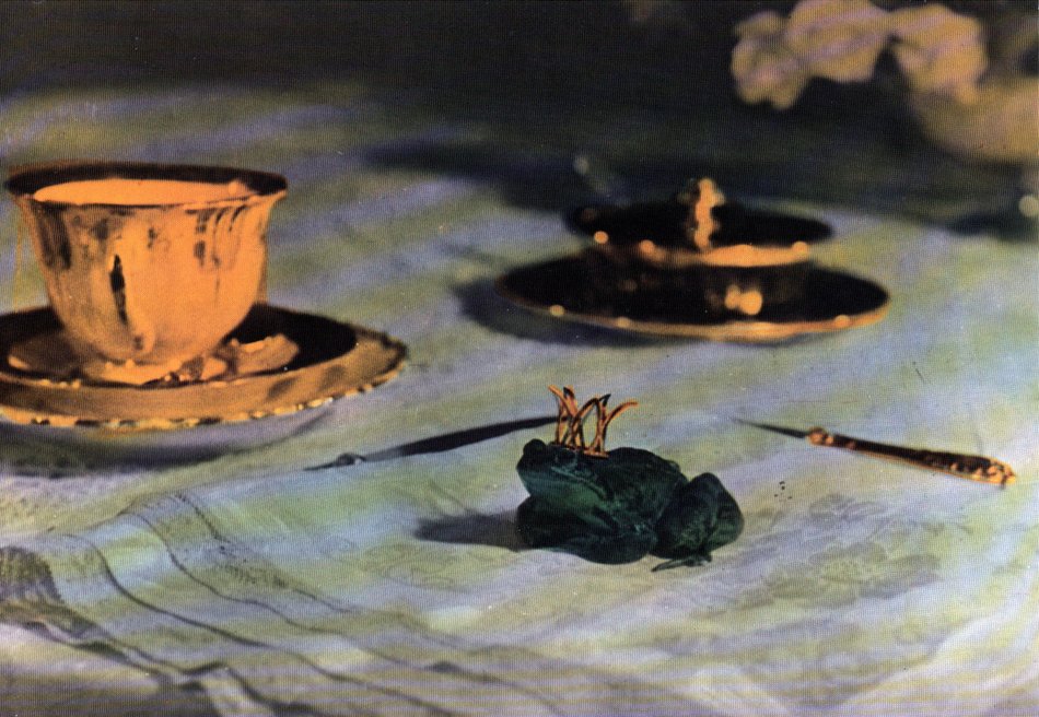 Der Froschkönig (1954): Die Titelfigur sitzt bereits auf dem Tisch / © Medienproduktion/Vertrieb Genschow