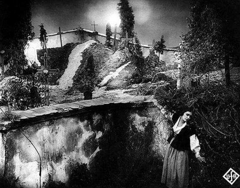 Der müde Tod (D 1921): Eine junge Frau (Lil Dagover) will darin ihren Geliebten retten / Quelle: Deutsche Kinemathek
