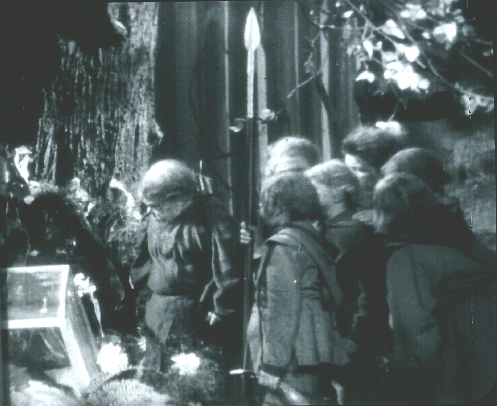 Schneewittchen und die sieben Zwerge (1939): Die kleinen Männer trauern am Sarg der Prinzessin / © Schongerfilm