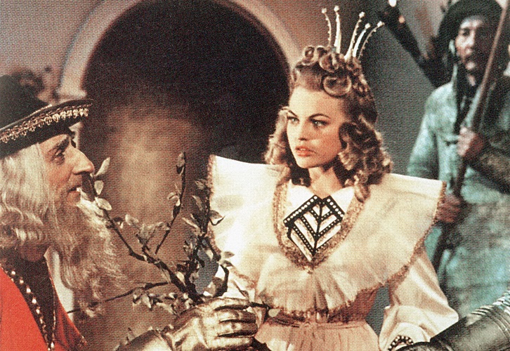 Das singende, klingende Bäumchen (1957): Der König (Charles Hans Vogt) bringt es der hochmütigen Prinzessin Tausendschön (Christel Bodenstein) / © MDR/Progress-Filmverleih