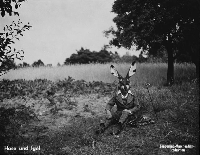Der Hase und der Igel (D 1940): Meister Lampe (Paul Walker) vor dem Rennen mit Mecki / Quelle: SDK