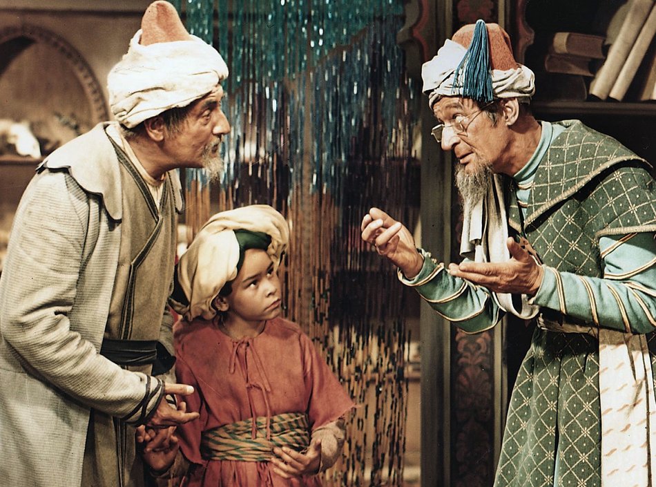 Die Geschichte vom kleinen Muck (1953): Mucks Vater (Wilhelm Otto Eckhardt, l.) bringt seinen Sohn (Thomas Schmidt) zu einem Schulmeister (Wolf Beneckendorff) / © MDR/Progress Film-Verleih