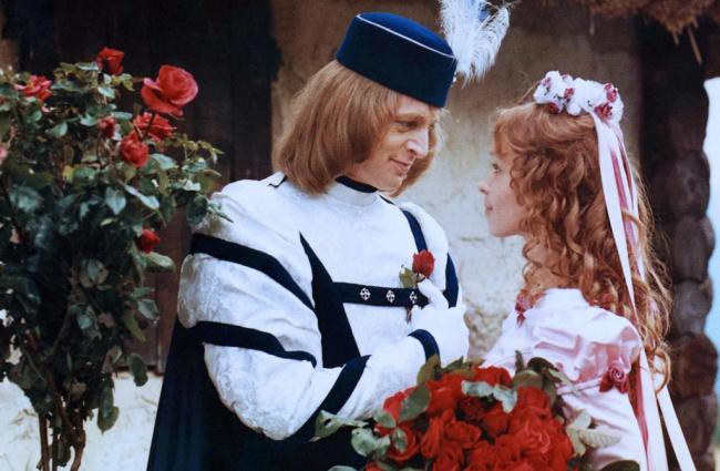 Schneeweißchen und Rosenrot (DDR 1979): Prinz Andreas (Bodo Wolf) heiratet Rosenrot (Katrin Martin) / © MDR