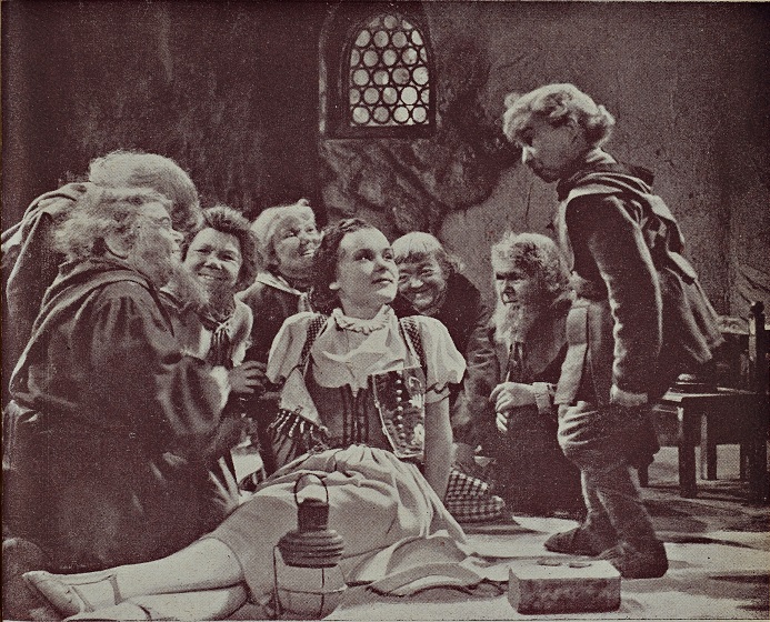 Schneewittchen und die sieben Zwerge (D 1939): Die Titelfigur (Marianne Simson) wird umringt / Quelle: Bundesarchiv