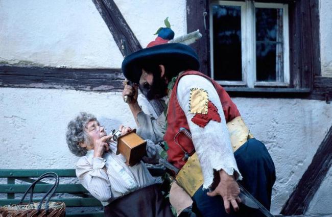 Der Räuber Hotzenplotz (1973): Die Titelfigur (Gert Fröbe) mit der Großmutter (Lina Carstens) / © Concorde