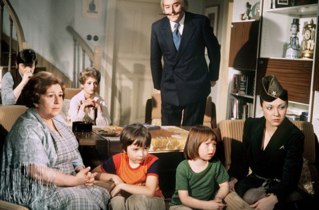 Die Märchenbraut (1979–1981): Familie Majer wundert sich mit den Märchenfiguren vor dem Fernseher / © Leonine