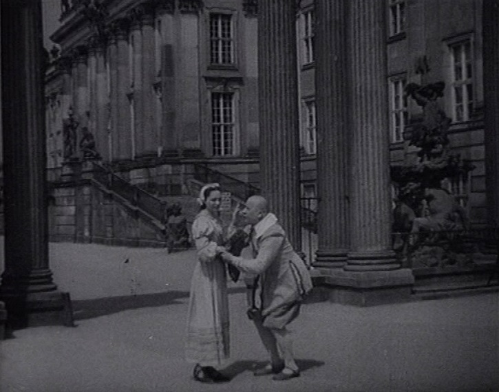 Rumpelstilzchen (1940): Müller (H. Schröder) und Tochter (T. Häfelin) vor dem Potsdamer Schloss / Quelle: VZ Medien