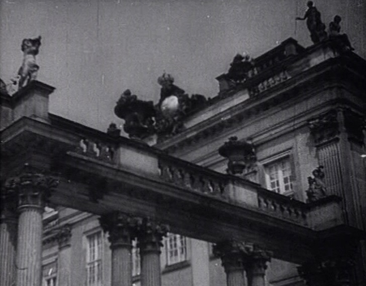 Rumpelstilzchen (1940): Der Screenshot zeigt das alte Potsdamer Stadtschloss um 1939/40 / Quelle: VZ Medien