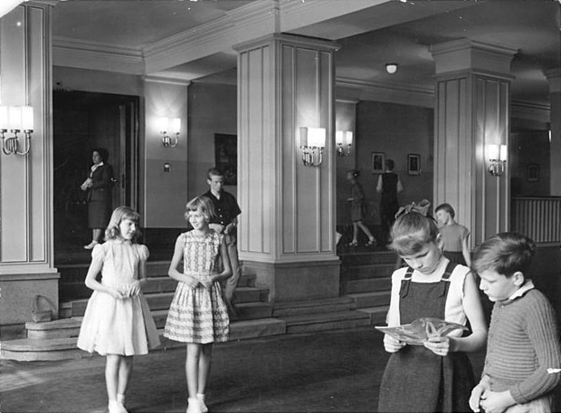 Foyer im Theater der Freundschaft (1959) / Quelle: Bundesarchiv, Bild 183-64719-0002/CC-BY-SA 3.0