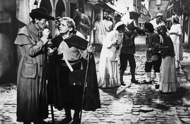 Das tapfere Schneiderlein (1941): Die mittelalterliche Gasse entstand im Filmatelier / Quelle: SDK