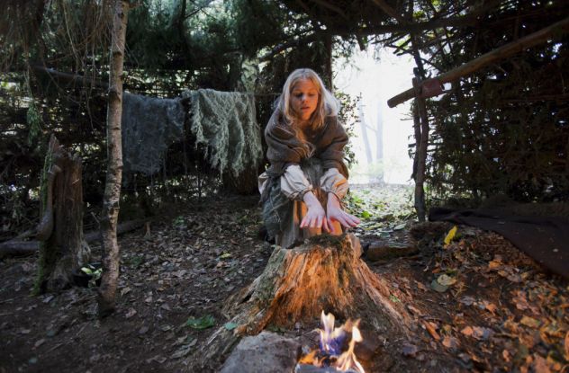Die sechs Schwäne (2012): Constanze (Sinja Dieks) harrt bei Kälte im Wald aus / © ZDF/Steffen Junghans