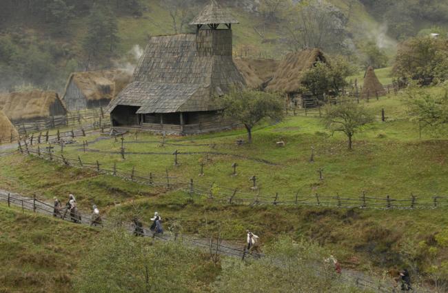 Drehort: Das Dorf Schwarzkollm entstand in den West-Karpaten nahe Sibiu / © Claussen+Wöbke+Putz Filmproduktion