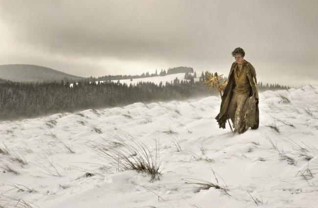 Irrt als Sternsinger durch die Winterlandschaft: Krabat (David Kross) / © Claussen+Wöbke+Putz Filmproduktion