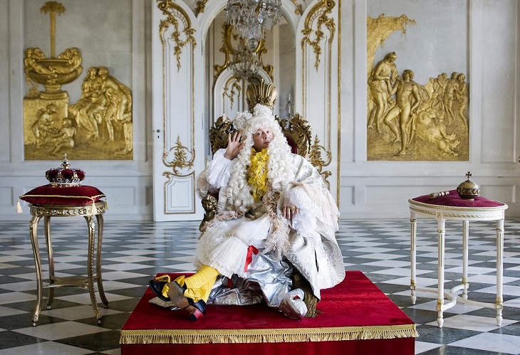 Des Kaisers neue Kleider (2010): Der Herrscher (M. Brandt) im vergoldeten Ovidsaal / © WDR/Frank Schirrmeister