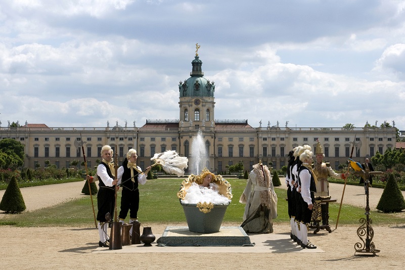 Des Kaisers neue Kleider (2010): Friedhelm (M. Brandt) badet vor Schloss Charlottenburg / © WDR/Frank Schirrmeister