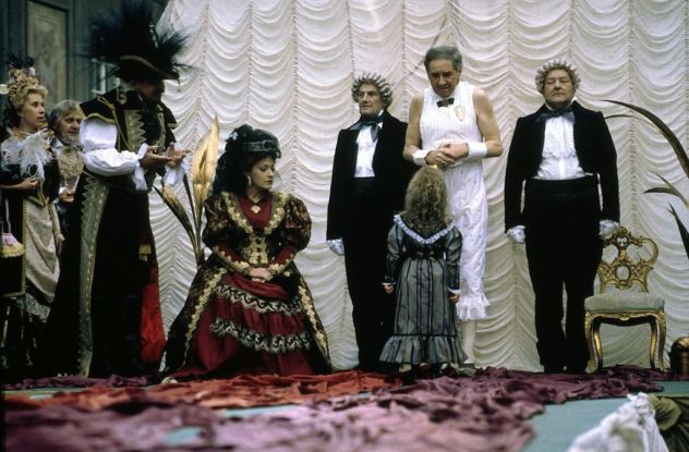 Des Kaisers neue Kleider (1993): Die kleine Jenny (Annelie Herz, vorn) traut sich etwas / © ZDF