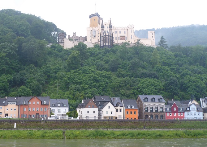 Drehort Schloss Stolzenfels gilt als Inbegriff der Rheinromantik / © Nick Herbold/pixelio.de