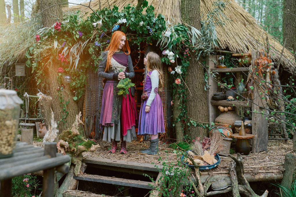 Rapunzel (D/CZ 2023): Zauberin Eleonor (Andrea Sawatzki) mit Findelkind (Anna Wittkowsky) / © ZDF/Dusan Martincek