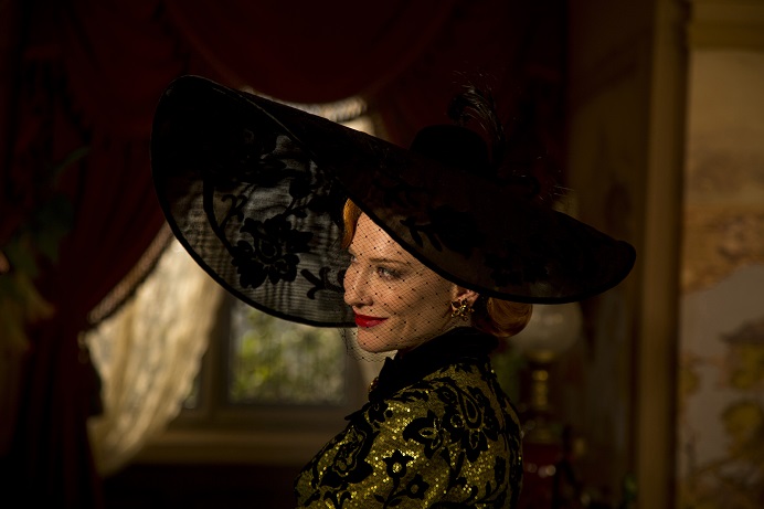 Böse Stiefmutter: Lady Tremaine (Cate Blanchett) trägt erlesene, teure Stoffe, die Geltungssucht und Machtgier symbolisieren / © 2014 Disney Enterprises