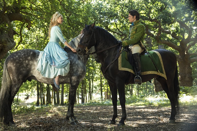 Date in the Woods: Ella (Lily James) trifft im Wald auf einen Fremden (Richard Madden), der sich als Hofdiener Kit ausgibt, aber in Wirklichkeit der Prinz ist / © Disney Enterprises