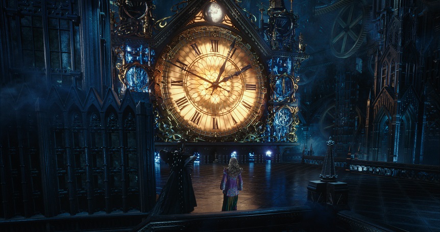 Uhren-Altar: Die Zeit (Sacha Baron Cohen) zeigt Alice (Mia Wasikowska) die Große Uhr, in deren Innern die sogenannte Chronosphäre steckt / © Disney Enterprises