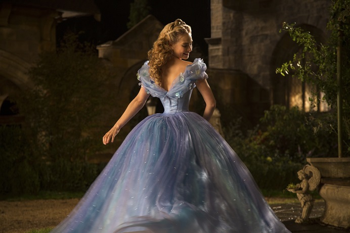 Ganz in Blau: Die Britin Sandy Powell, die schon für „Shakespeare in Love“ (1998) die Kostüme entwarf, designt auch das Kleid von Cinderella (Lily James) / © 2014 Disney Enterprises
