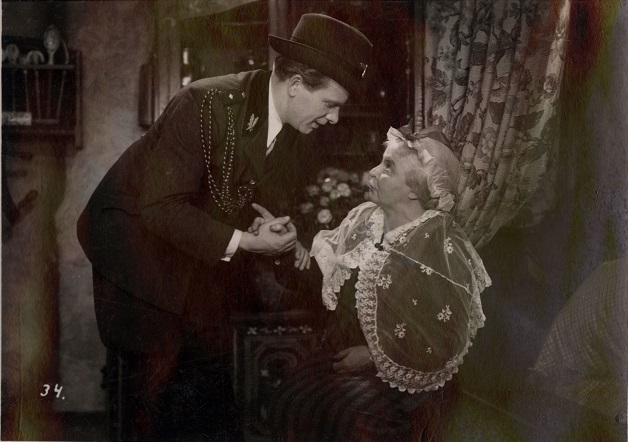 Populär: Elisabeth Botz (Großmutter) spielt in den 1930er-Jahren Nebenrollen in bekannten Unterhaltungsfilmen, wie „Verwehte Spuren“ (D 1938) / Quelle: Deutsches Filminstitut