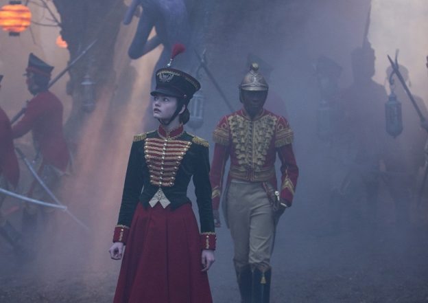 Krieg: Clara (Mackenzie Foy) und Philip (Jayden Fowara-Knight) marschieren ins Vierte Reich ein / © Disney 2018