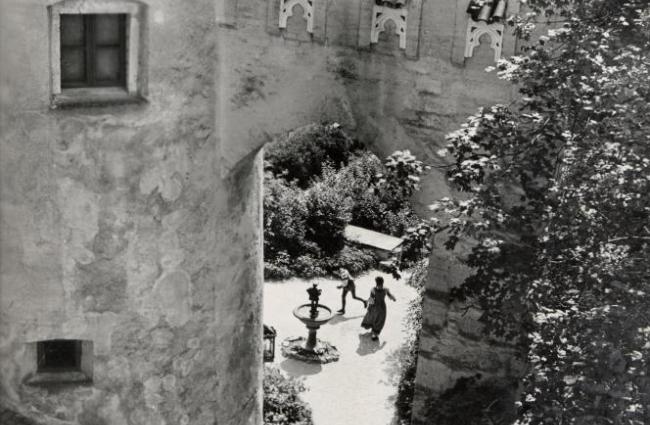 Brüderchen und Schwesterchen (1953): Blick vom Schlossfenster auf den Gänsemännchenbrunnen / © Schongerfilm