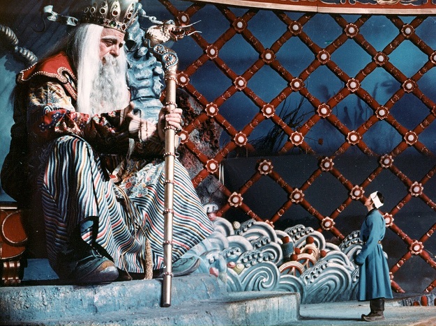Die goldene Jurte (1961): Mit dem Spiegeltrickverfahren erscheint der Wasser-Khan (K. Mühlhardt) riesig groß / © MDR/DEFA-Stiftung/Peter Blümel