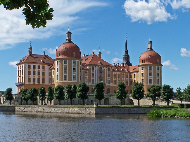 Sechse kommen durch die Welt (1972): Schloss Moritzburg (Aufnahme von 2008) / © marge simpson/pixelio.de