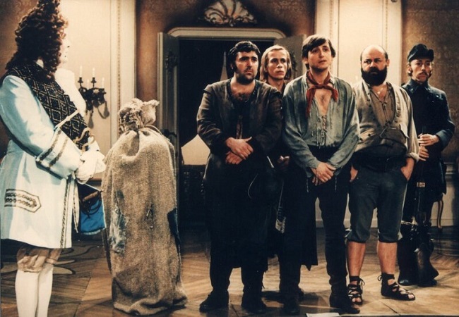 Sechse kommen durch die Welt (1972): Die Verfilmung ließ das Wort "ganze" weg und schränkte so die (DDR-)Märchenwelt ein / © MDR/Progress